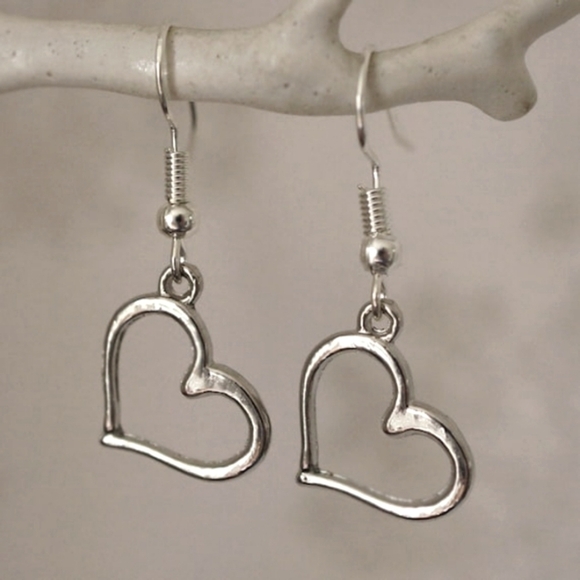 Elegant Silver Heart Earrings charm dangle drop ear lobe - Picture 1 of 3